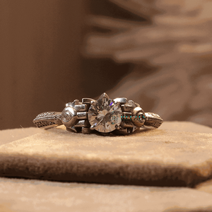 Anillo de Compromiso con Moissanita de Corte Redondo en Plata de Ley y Oro Rosa con Engaste de Puntas para Mujer - Product Image 5