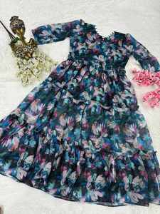 Most <b>Picked</b> Formal Wear Linen Top Pant Dupatta <b>Set</b> with Elegant Checks Pattern - Product Image 2