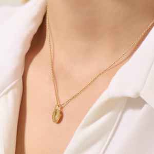 Colgante de Concha de Cauri en Plata de Ley 925 con Baño de Oro, Collar Minimalista con Concha Marina, Tema Oceánico, Cristiano, Unisex, Religioso - Product Image 4