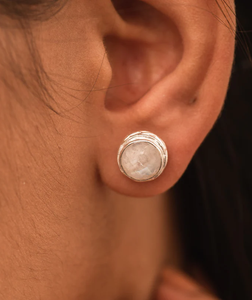 Rainbow Moonstone Gemstone Stud Pendiente Plata de Ley 925 con plateado Pendiente de moda para fiesta de regalo de boda - Product Image 2