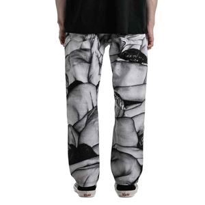 Descubra la moda personalizada con nuestro tinta ecológica y patrones estéticos modernos en pantalones vaqueros estampados. - Product Image 4