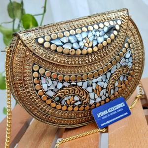 Embrague de metal hecho a mano con un mosaico de azulejos morados y blancos con acento dorado Disponible Venta al por mayor Adornos de jardín - Product Image 6