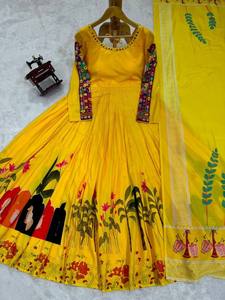 Navratri Special Indian Festival Party Wear Pure Rayon Digital Impreso Chine Stitch Real Mirror Work Top y Dupatta impresa - Product Image 4