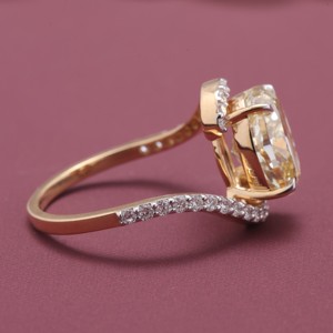 แหวนเพชรทรงรีสีเหลือง Avina Jewels AR0025 รับรองโดย IGI ประดับเพชรแบบ Halo Bypass สำหรับหมั้น/แต่งงาน วงแหวนแบบ Pave Band ชุบโรเดียม เงินแท้ 925 - Product Image 5