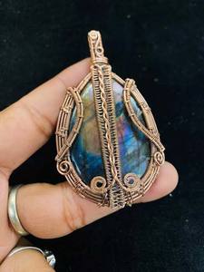 Pendentif en laiton plaqué or vintage HARI OM CREATIONS Labradroit Gem Malachite en forme de pyramide, enveloppé de fil, pierre de naissance, mariage, vente en gros - Product Image 3