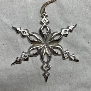 Copo de nieve de metal con forma de flor redondeada, decoración interior del hogar, copos de nieve con acento de vacaciones, copos de nieve personalizados de metal duraderos sin óxido - Product Image 3