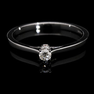 Bague de fiançailles solitaire minimaliste en or blanc 14 carats avec diamant brillant rond naturel au design élégant et moderne - Product Image 3