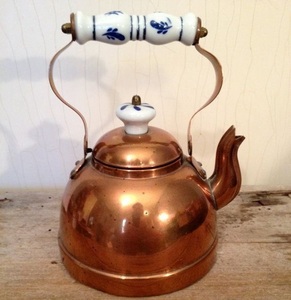 Bouilloire en cuivre vintage avec bec verseur gracieux et couvercle traditionnel idéal pour la photographie de cuisine - Product Image 3