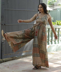 Été chaud soie imprimé combinaison pour femmes costume de vacances Chic sans manches col en V taille haute imprimé longue combinaison robe pour les femmes - Product Image 2