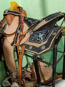 อานม้าทรงเวสเทิร์น ROYAL INTERNATIONAL รุ่นขายดีที่สุด หุ้มด้วยหนังกลับ ตกแต่งลายปักสวยงาม เหมาะสำหรับการขี่ม้าแข่ง ผลิตโดยผู้ส่งออก - Product Image 3