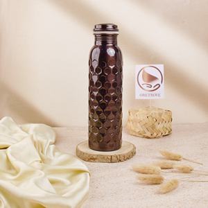 Trending New Designs 100% Bouteilles en cuivre pur pour l'Ayurveda Avantages pour la santé Verres en métal de qualité supérieure Gobelet en cuivre - Product Image 1