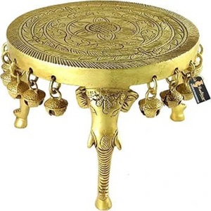 Diseño de pilar de elefante amarillo antiguo Pooja Chowki de latón de 6 pulgadas con campanas hechas a mano 1,5Kg para bodas Paquete de 1 - Product Image 5