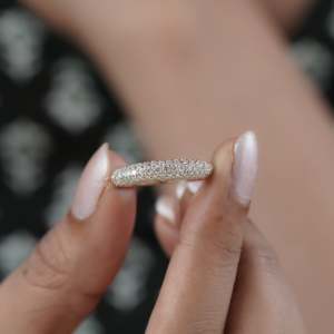 Anillo de Oro Sólido con Pavé de Diamantes de 1.50 Quilates, Tres Hileras de Diamantes Redondos, Clásico para Boda o Aniversario - Product Image 5