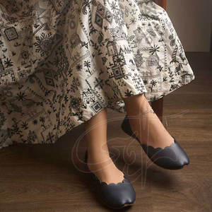 Chaussures Khussa antidérapantes à motif bleu foncé, forme artistique, design audacieux à bord festonné, finition lisse, dessus en similicuir véritable - Product Image 4