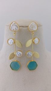Ensemble de boucles d'oreilles contemporaines Kundan Leaf Drop Produit en vrac au toucher unique et artistique Design personnalisé pour femmes et filles - Product Image 5