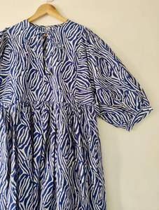 Robe mi-longue décontractée à imprimé bloc avec col en V et fermeture à ficelle Taille naturelle Écologique 100% coton pour l'été - Product Image 4