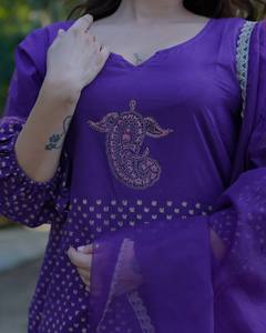 Ensemble de costume en coton imprimé à la main Vamika Royal Orchid avec dupatta en organza pour le meilleur prix de gros - Product Image 3