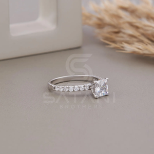 Anillo de Compromiso de Moissanita con Corte Princesa, Banda de Media Eternidad con Brillo Brillante, Diseño de Joyería Fina y Elegante - Product Image 3
