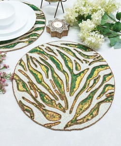 Set de table de mariage classique rond en verre rouge perlé, broderie de luxe, écologique, personnalisable - Product Image 3