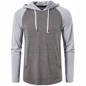 Vert émeraude, blanc et anthracite. Un haut vert vibrant avec un centre blanc épuré et un gris foncé. - Product Image 1