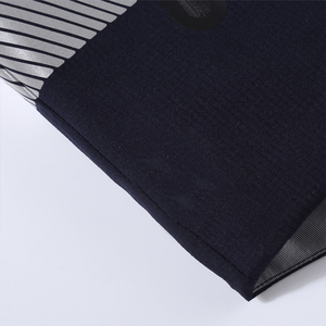 Chaqueta de seguridad de alta visibilidad negra con rayas reflectantes y detalles en amarillo neón ropa de trabajo impermeable con capucha para exteriores - Product Image 4