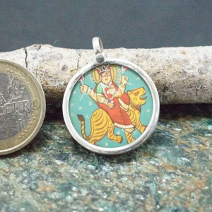 Lakshmi Lord Pendentif indien en argent avec cadre en verre Pendentif bohème artisanal en argent 925 - Product Image 1