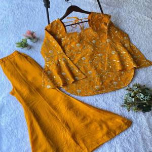 Conjunto de Vestido y Pantalón Plazzo de Tela Moss NC para Mujer VASTRA COTTAGE con Bordado de Lentejuelas, Diseño de Fiesta, Ropa Étnica Festiva - Product Image 1