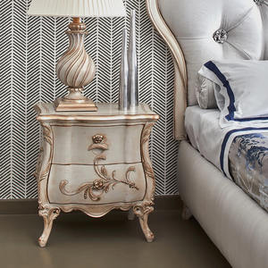 Table de chevet de style italien classique avec sculpture en bois massif - Product Image 2