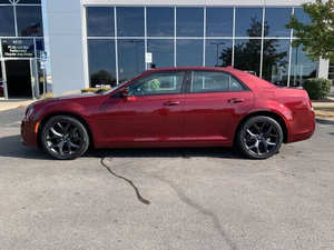 2023 Chrysler 300 propre et impeccable - Product Image 4