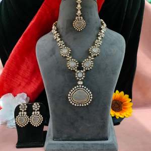 Conjunto de collar de moissanita Kundan de latón y vidrio con joyería de mujer Maang Tikka para uso nupcial bodas ocasiones festivas - Product Image 1