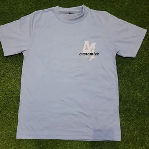 Camiseta de Punto Transpirable Personalizable con Logotipo Personalizado, Estilo Urbano, Diseño Ajustado, Métodos de Serigrafía e Impresión por Agua - Product Image 1