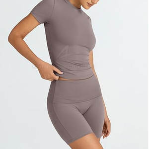 Vêtements de sport pour femmes de qualité supérieure Shorts et chemises à motif solide léger pour printemps/été-Vente en gros de vêtements de sport - Product Image 3