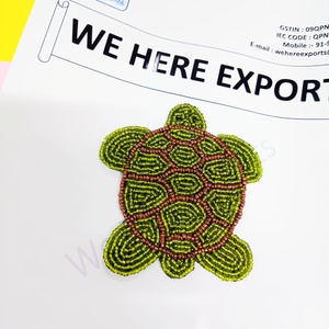 ถาดรองแก้วลูกปัดทำด้วยมือดีไซน์เต่าที่สง่างามทำจากลูกปัดสีเขียวและสีน้ำตาลแดงเหมาะสำหรับตกแต่งบ้านทานอาหารและให้เป็นของขวัญ - Product Image 5