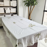 Nappe de Noël Moderne Brodé 100% Coton Personnalisée en Gros, Ourlet Brodé, Lavable et Durable pour Maison, Hôtel, Restaurant