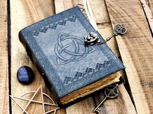 Diario de cuero hecho a mano para hombres y mujeres Triquetra Spell Circle Design Travel Sketchbook con encuadernación de costura - Product Image 3