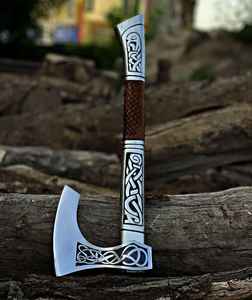 Hache de bataille viking en acier à haute teneur en carbone, fabriquée à la main, avec manche en bois et fourreau en cuir, hache gravée, idée cadeau DIY pour lui avec fourreau - Product Image 6