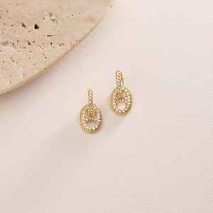 Pendientes de plata de ley 925 chapados en oro de 14 quilates con circonitas y diseño delicado para mujer, ideales para regalo. - Product Image 1