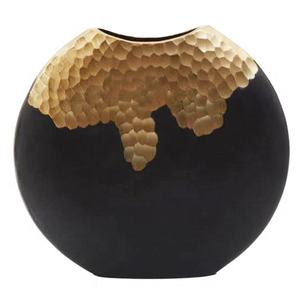 Vase à fleurs de table en métal en laiton antique 2025 pour la maison hôtels et restaurants Vase de conception en relief en aluminium fait main - Product Image 6