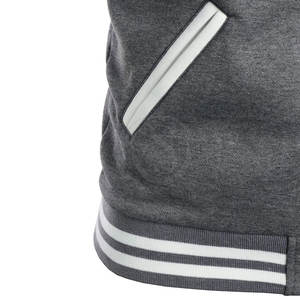 แจ็คเก็ตเลตเตอร์แมนผู้ชายรุ่นใหม่ล่าสุดสำหรับฤดูหนาว ดีไซน์ทันสมัย ผ้าเนื้อนุ่มคุณภาพสูง สีเทาตัดขาว - Product Image 5