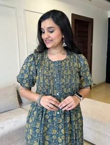 Esta temporada de verano usa un intrincado trabajo manual enorme estilo Patten estilo de media manga Color brillante diseño elegante Kurti para mujer - Product Image 5