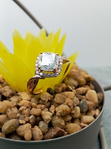 Anillo de compromiso y boda personalizable con diamante solitario de corte cojín cultivado en laboratorio, oro de 14K/18K, clásico / IGI - Product Image 6