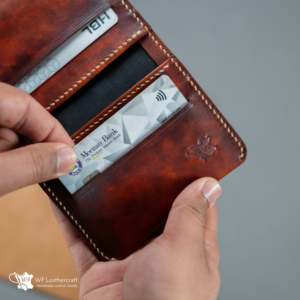 งานฝีมือหนัง WF หมายเลข กระเป๋าใส่บัตรหนังแฮนด์เมดทรงบาง 85 ช่อง เย็บมือแบบ Saddle-Stitched  ใส่บัตรประชาชนและบัตรเครดิตได้อเนกประสงค์ - Product Image 6