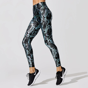 Leggings de yoga metálicos personalizados para mujer, de cintura alta, con efecto fruncido, tallas grandes, color liso, para fitness - Product Image 2
