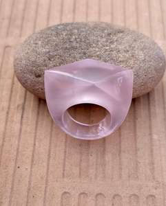 แหวนควอตซ์ทรงสามเหลี่ยมตัดรูปกุหลาบ - Product Image 1