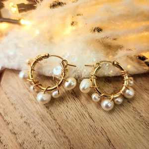 ต่างหูห่วงทองและไข่มุกทำด้วยมือเครื่องประดับที่ไม่เหมือนใครไอเดียของขวัญสำหรับเธอสำหรับงานครบรอบวันแม่หรืองานปาร์ตี้ - Product Image 3