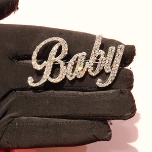 Broche de nombre con logotipo de letra ostentoso elegante, Pin de solapa personalizado con fuente de escritura de lujo para mujeres y hombres, regalo de graduación y accesorios - Product Image 1