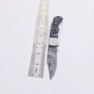 Couteau pliant fait main multifonctionnel pour la survie en plein air couteau de poche à manche en bois Pakka avec gaine en cuir - Product Image 6