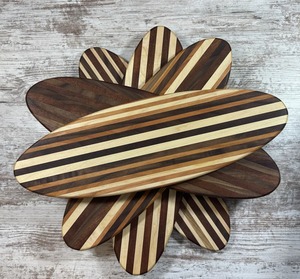 เขียงไม้สไตล์กระดานโต้คลื่น เหมาะสำหรับโรงแรมริมชายหาด ร้านกาแฟ การเตรียมอาหาร การเสิร์ฟ และการจัดแสดงบนโต๊ะอาหาร ขายส่งจากอินเดีย - Product Image 2