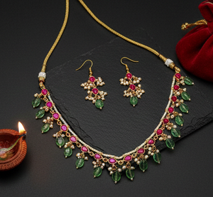 Collier traditionnel antique en or poli, conçu dans un design élégant et intemporel, parfait pour les tenues indiennes et les festivals. - Product Image 4