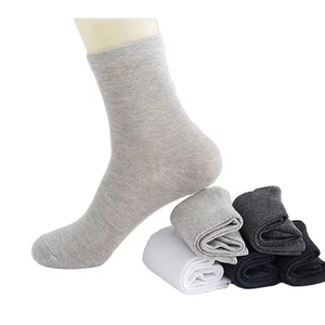 Nuevos calcetines atléticos al por mayor, Calcetines antideslizantes de algodón con agarre para calcetines de punto de fútbol, diseño de logotipo personalizado hecho por Isha Industry - Product Image 4